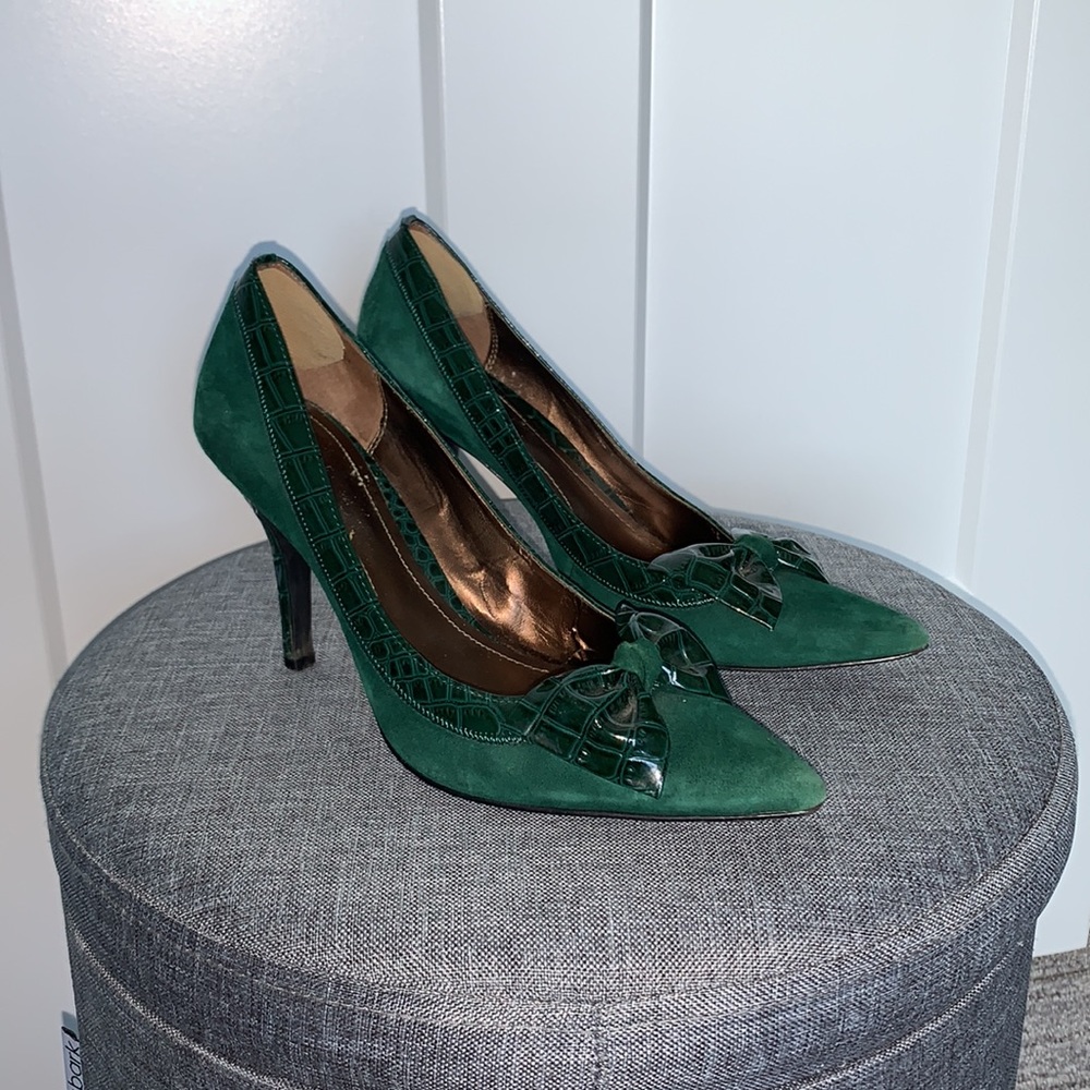 Emerald pumps with cute bow &snake pattern detail!